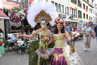 Venezianische Damen flanieren durch die Innenstadt.
