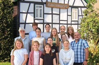 Die neue Jugend-Theatergruppe des Heimatvereins Lammersdorf tritt auf die Bühne.