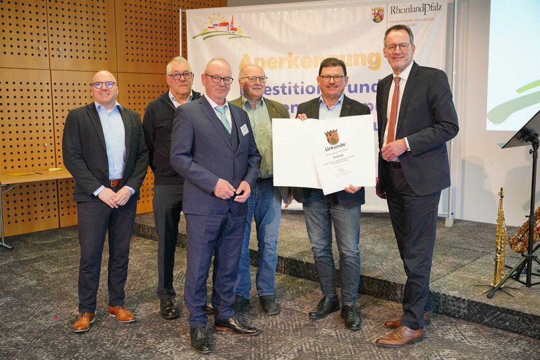 Übergabe der Ernennungsurkunde als Schwerpunktgemeinde.