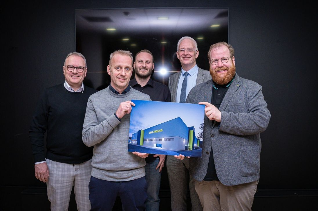 (von links nach rechts): Arndt Müller (SWT-Vorstand), Arnd Landwehr (Geschäftsführer MVG Trier), Andre Ewertz (Geschäftsführer RÖMERSTROM Gladiators Trier), Wolfram Leibe (Oberbürgermeister Stadt Trier, SWT-Verwaltungsratsvorsitzender), Markus Nöhl (Kulturdezernent Stadt Trier, Aufsichtsratsvorsitzender MVG Trier)