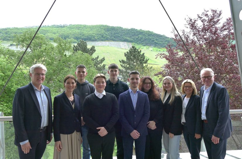 v.l.n.r.: Vorstand Eric Westerheide, Ausbildungsleiterin Tanja Nummer, Jonas Fleschen, Fabian Klein, Sandro Gero Braun, Admir Ramadani, Yasmin Porn, Mina Hammes, Personalleiterin Silke Blatt und Vorstandsvorsitzender Edmund Schermann. Es fehlen: Justus Lohmann und Felix Zimmerschied