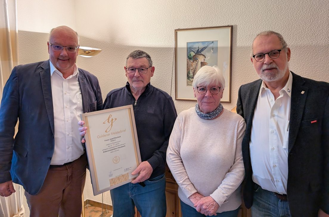 Glückwünsche des Handwerks von Dirk Kleis (links) und Kreishandwerksmeister Raimund Licht (rechts) an Franz Josef Etscheid und seine Ehefrau.