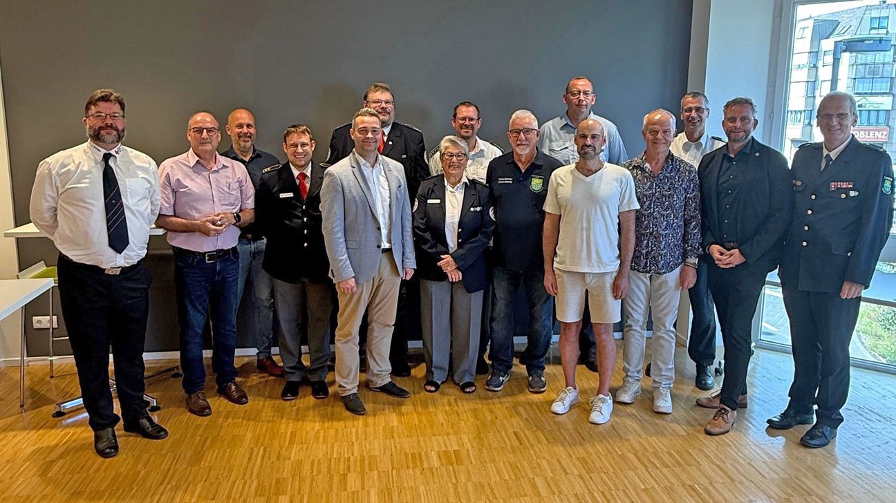 Gruppenbild mit den Geehrten und Gratulanten.