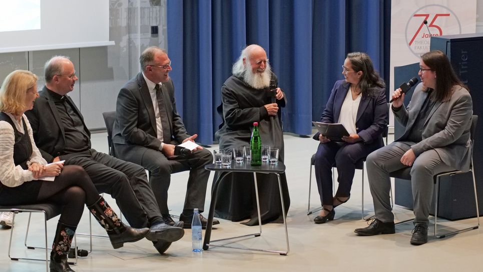 Eva Martha Eckkrammer, Stephan Ackermann, Hans-Georg Gradl, Anselm Grün, Bernadeth Carmen Caero Bustillos und Nils Thomas.