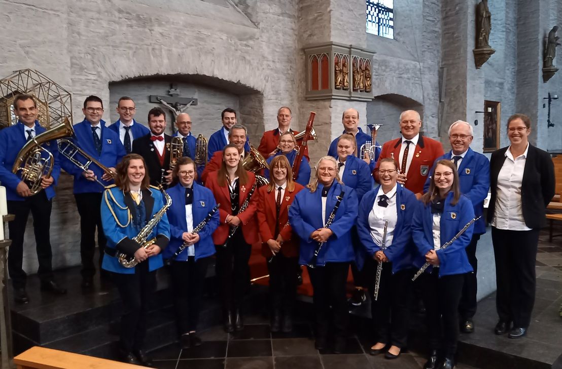 Musiker aus fünf Musikvereinen bilden das erste Projektorchester unter der Leitung der Musikvereinigung Montjoie. In einem Benefizkonzert erlöst das Projektorchester über 3000 Euro für die Flutopfer im Schleidener Tal.