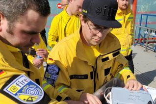Die beiden Trierer Berufsfeuerwehrleute Christoph Reuter (links) und Florian Zonker (rechts) sind als Freiwillige mit einem Einsatzteam der Hilfsorganisation @fire in das Erdbebengebiet in die Türkei geflogen, um zu helfen. Am Flughafen Adana checken sie ihre Ausrüstung.