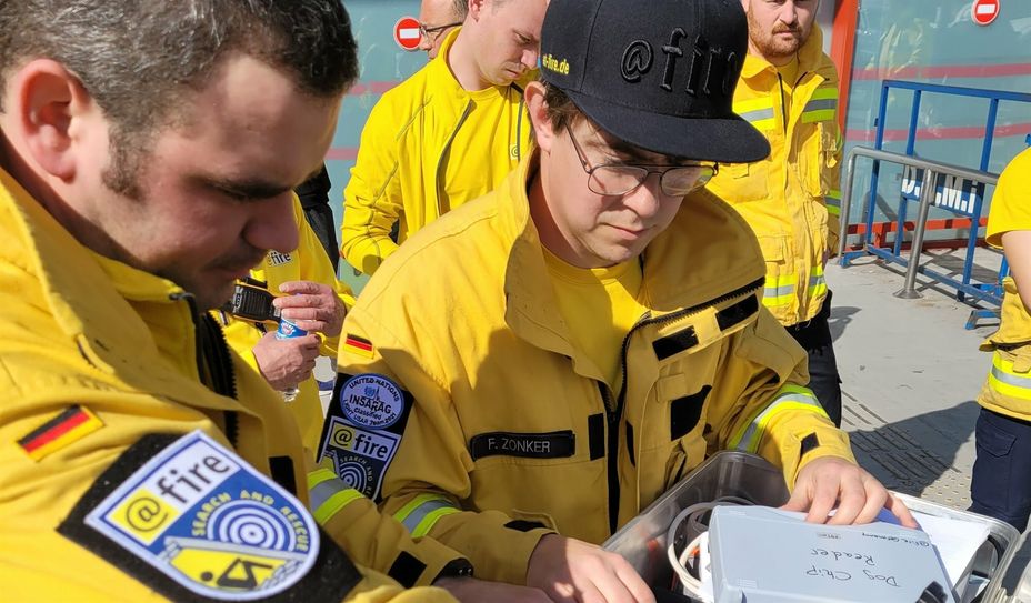 Die beiden Trierer Berufsfeuerwehrleute Christoph Reuter (links) und Florian Zonker (rechts) sind als Freiwillige mit einem Einsatzteam der Hilfsorganisation @fire in das Erdbebengebiet in die Türkei geflogen, um zu helfen. Am Flughafen Adana checken sie ihre Ausrüstung.