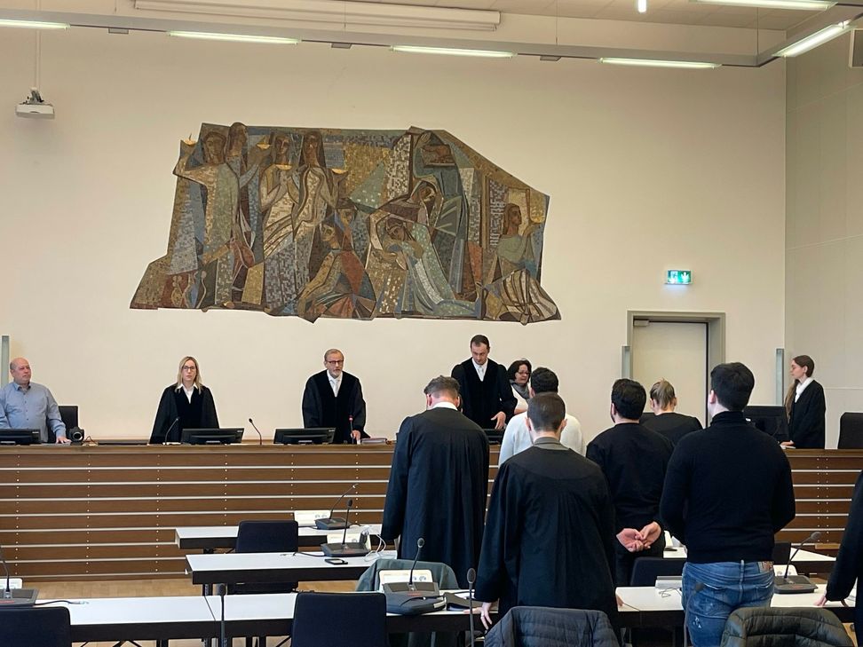 Alle sechs Angeklagten haben vor der Wirtschaftsstrafkammer Geständnisse abgelegt. Die Wirtschaftsstrafkammer verurteilte die Italiener wegen gewerbsmäßigem Bandenbetrug beziehungsweise wegen Beihilfe zu Haftstrafen.