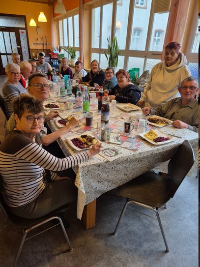 Im Kloster Ebernach wird das Weihnachtsessen zur fröhlichen Runde voller Duft, Musik und guter Laune.