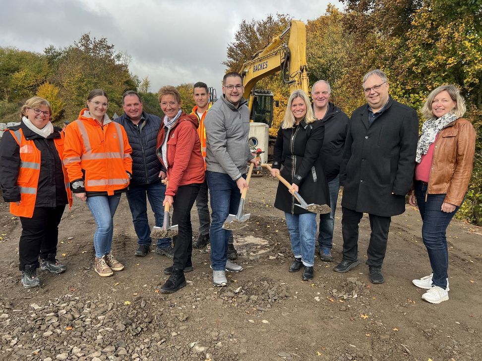 Michaela Hanrath-Wexler (v.li.), Milena Schmitz, Horst Backes, Maria Nelles, Dirk Dombrowski, Sebastian Jentges, Jennifer Meuren, Stephan Klaes, Ingo Bings und Michaela Bell gaben mit dem Spatenstich den Startschuss für die Baumaßnahme.