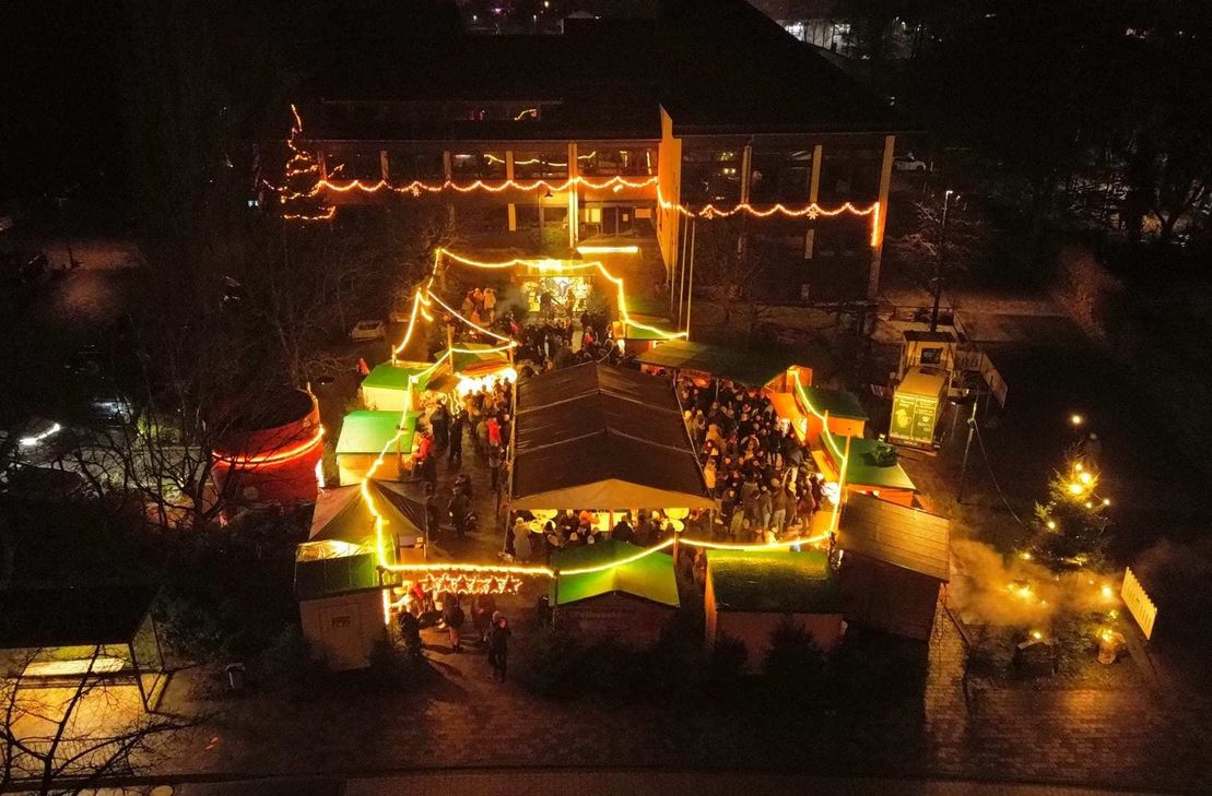 Eine schöne Atmosphäre bietet das vorweihnachtliche Treiben auf dem Roetgener Rathausplatz.