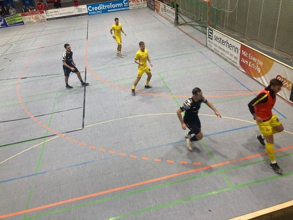 Keine Chance hatte der TuS Mayen (schwarze Trikots) gegen den späteren Turniersieger TuS Koblenz.