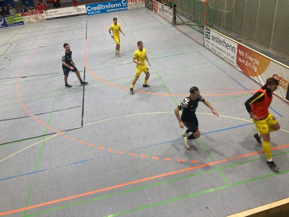 Keine Chance hatte der TuS Mayen (schwarze Trikots) gegen den späteren Turniersieger TuS Koblenz.