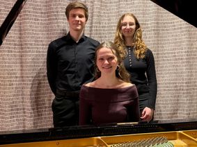 Annika Schäfgen (sitzend) sowie Michael Grinman und Carolin Brinkhaus (stehend)