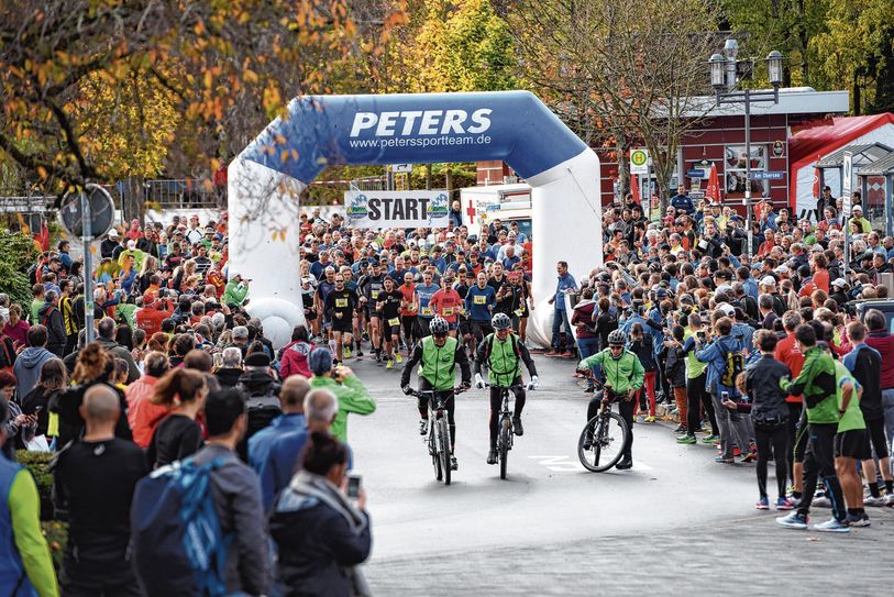 Die Beliebtheit des Rursee-Marathons ist ungebrochen: Über 1000 Athleten gehen in Einruhr bei den unterschiedlichen Wettbewerben an den Start. Das Highlight ist die 16,5 km-Schleife - doch mit dem Ultra-Marathon in den Nationalpark Eifel haben die Organisatoren etwas Einzigartiges initiiert.