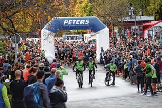 Die Beliebtheit des Rursee-Marathons ist ungebrochen: Über 1000 Athleten gehen in Einruhr bei den unterschiedlichen Wettbewerben an den Start. Das Highlight ist die 16,5 km-Schleife - doch mit dem Ultra-Marathon in den Nationalpark Eifel haben die Organisatoren etwas Einzigartiges initiiert.