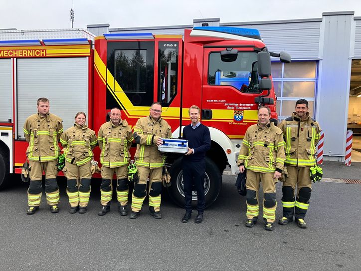 Spendenübergabe eines Multifunktionswerkzeuges von der Eaton Technologies GmbH an die Löschgruppe Mechernich