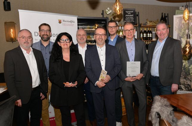 Träger und Preisstifter gaben im Warsberger Hof in Neumagen den Startschuss zum Wettbewerb Weingastgeber Mosel 2026: (v.l.) Sascha Wiesen (Gerolsteiner Brunnen), Achim Rosch (DLR Mosel), Petra Treis (Gastronomisches Bildungszentrum Koblenz), Gerhard Knauf (Volksbanken Raiffeisenbanken der Region), Ansgar Schmitz (Moselwein e.V.), Peter Wirtz (Wirtz GmbH), Albrecht Ehses (IHK Trier) und Christian Dübner (IHK Koblenz).