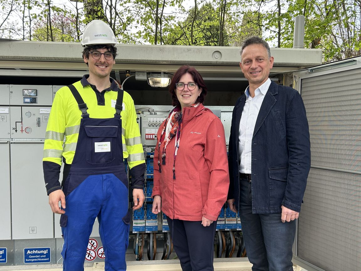 Wie das Stromnetz smarter wird, verdeutlich der Verteilnetzbetreiber Westnetz durch die Errichtung intelligenter Ortsnetzstationen wie hier in Thalfang. Das Foto zeigt (v. l.): Ingenieur Michael Schneider, Bürgermeisterin Tamara Breitbach sowie Westenergie-Regionalmanager Marco Felten.