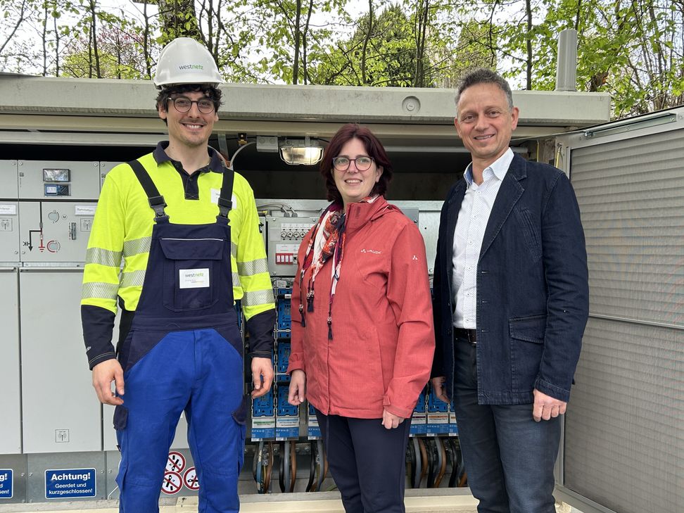 Wie das Stromnetz smarter wird, verdeutlich der Verteilnetzbetreiber Westnetz durch die Errichtung intelligenter Ortsnetzstationen wie hier in Thalfang. Das Foto zeigt (v. l.): Ingenieur Michael Schneider, Bürgermeisterin Tamara Breitbach sowie Westenergie-Regionalmanager Marco Felten.