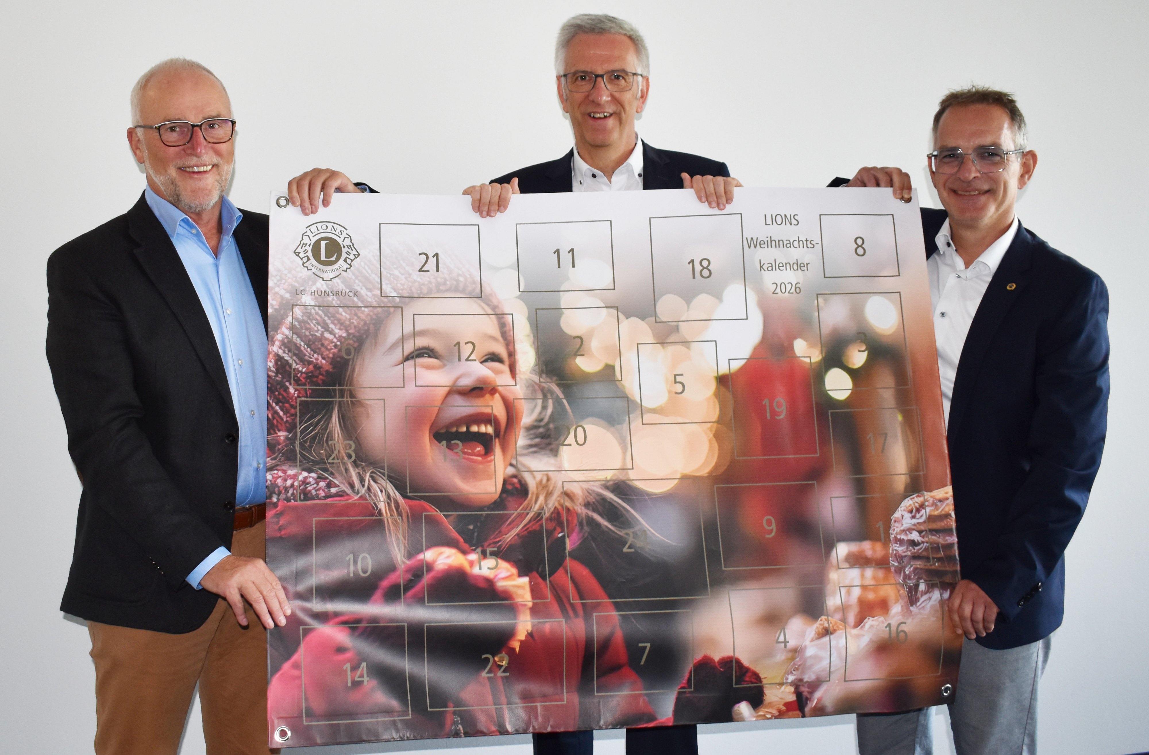 Von links: Wolfgang Nass, Erik Gregori und Ralf Nick präsentieren stolz den 20. Adventskalender des Lions Clubs Simmern-Hunsrück, der am Montag in den Verkauf geht.