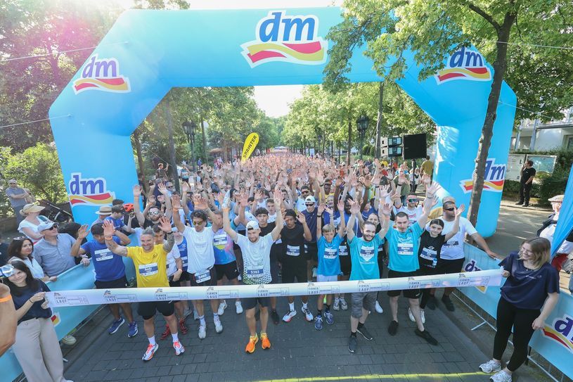 Super Stimmung schon vor dem Start: 5 337 Läuferinnen und Läufer waren in diesem Jahr beim dem Firmenlauf dabei.