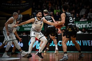 Clay Guillozet mit der Nummer 4 bei den Gladiators im Zweikampf.