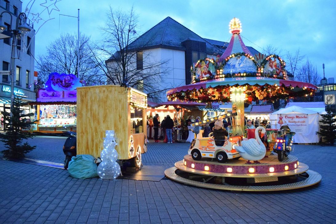 Aktuell sind die Weihnachtsmarktbuden in der Innenstadt verteilt - in der Fußgängerzone, auf dem Platz am Gardebrunnen und auf dem Klosterplatz. Bürgermeister Dr. Uwe Friedl schlägt für 2018 den Alten Markt als Standort vor. Fotos: Breuer