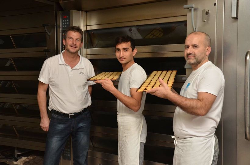 Gute Miene zu bösem Spiel: Bäckermeister Andreas Neuß (v.l.) mit seinen Auszubildenden Erssadulla Adukehl und Nick Sokoli. Foto: T. Förster