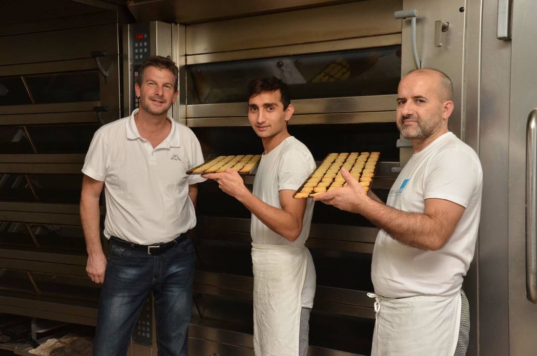 Gute Miene zu bösem Spiel: Bäckermeister Andreas Neuß (v.l.) mit seinen Auszubildenden Erssadulla Adukehl und Nick Sokoli. Foto: T. Förster