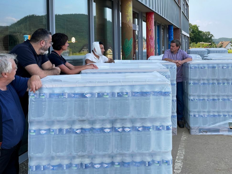 Der Vorsitzende der CDU-Landtagsfraktion, Christian Baldauf, unterstützt die Aufräumarbeiten, verteilt Trinkwasser, Power Banks und setzt sich für den Bau von Behelfsbrücken ein. Foto: CDU