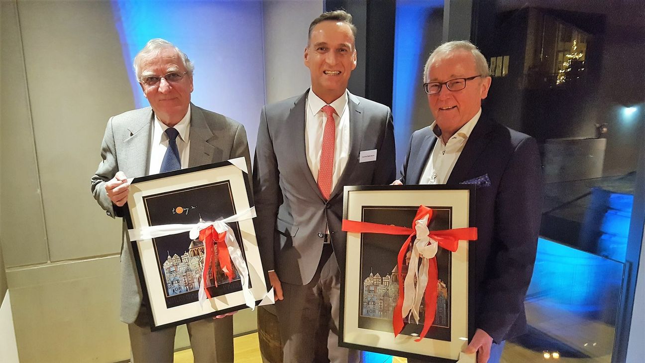Walter Kunsmann (li.) und Heinz Kürten (re.)  mit Joachim Rodenkirch. Der Bürgermeister bedankte sich für das große ehrenamtliche Engagement beim langjährigen Vorsitzenden und seinem Stellvertreter, der ebenfalls aus dem Vorstand ausschied. Foto: privat