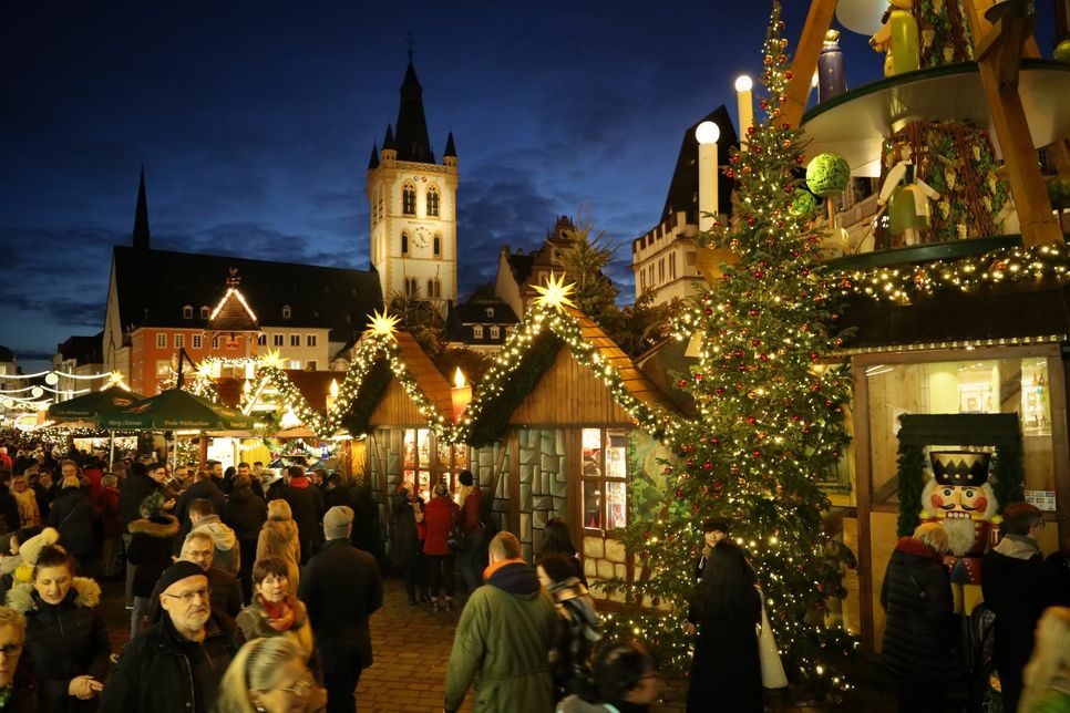 Der Weihnachtsmarkt (oben) lockt noch bis 22. Dezember zum Besuch. Die Porta präsentierte sich am Sonntag in neuem LED-Licht. Fotos: Valentin-Kleinmann