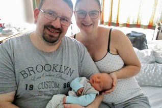 Die glücklichen Eltern Jeniffer und Kai von Ameln mit Jubiläumsbaby Luis. (Foto: Privat/Diakonie)