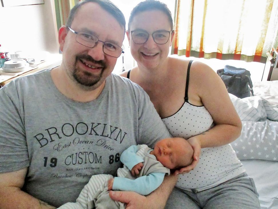 Die glücklichen Eltern Jeniffer und Kai von Ameln mit Jubiläumsbaby Luis. (Foto: Privat/Diakonie)