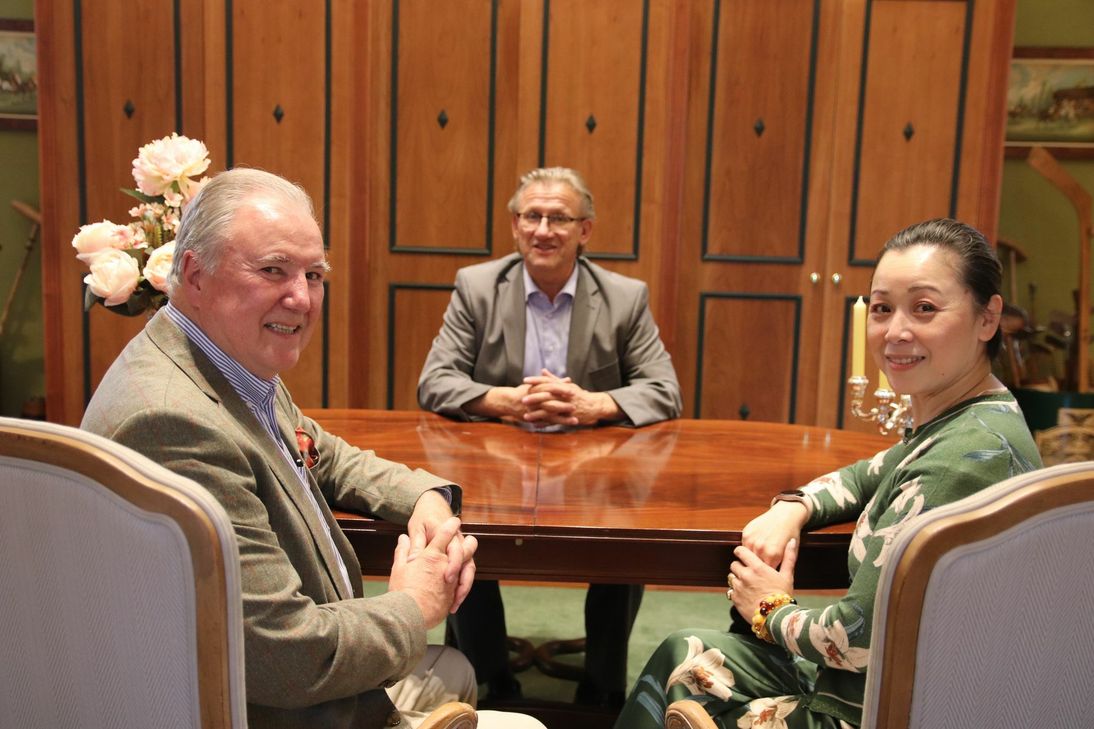 Bald wird Standesamtsleiter Frank Michalski (m.) die erste standesamtliche Trauung auf der Kleeburg abhalten. Cam Tu Freifrau von Korff und Michael Freiherr von Korff stellen dafür stimmungsvolle Räumlichkeiten zur Verfügung. Foto: Kreisstadt Euskirchen