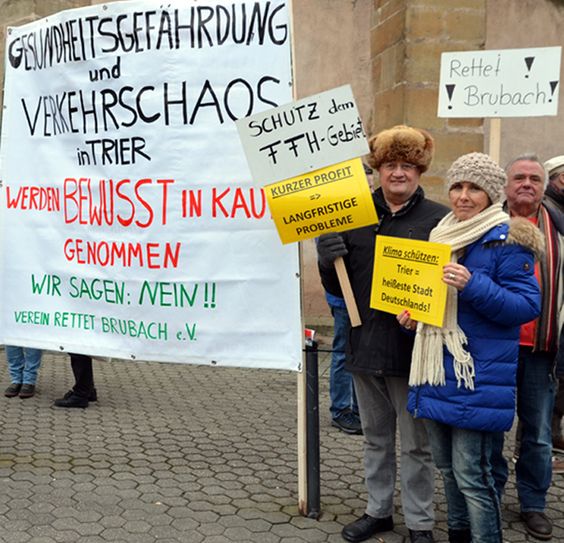 Der Verein "Rettet Brubach" ruft am 14. März zu einer Versammlung auf dem Rathausvorplatz auf. Bereits am 7. Februar hatte der Verein eine Mahnwache vor dem Rathaus veranstaltet. Foto: Finkenberg