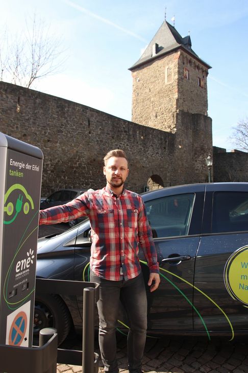 Live-Mediaberater Sebastian Müller tankt das e-Auto am Werther Tor in Bad Münstereifel. Foto: Tim Nolden