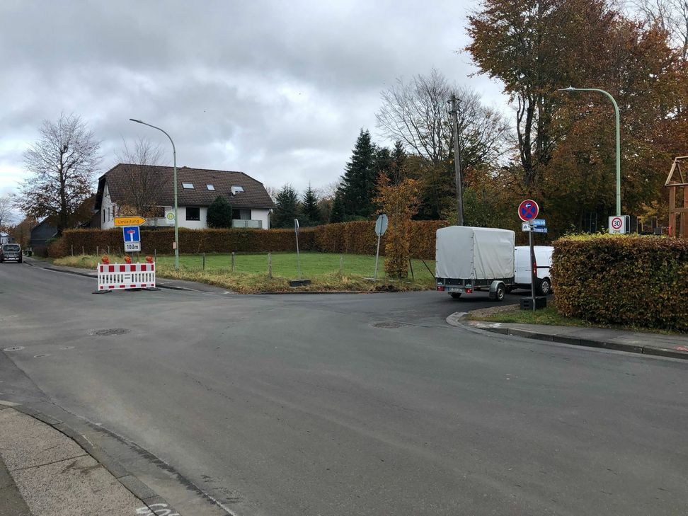 Innerörtlicher Verkehr wird derzeit durch die Steinrötschstraße und Äuchesgasse in Rollesbroich umgeleitet. Doch auch andere Auofahrer und selbst Lkw nutzen die kürzeste Umfahrung der Baustelle auf der Dürener Straße. Foto: T. Förster