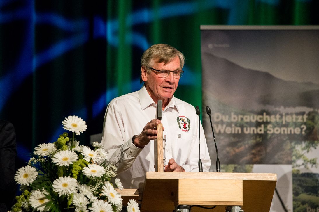 Dieter Möhring mit der Auszeichnung #moselhelden für die Lehmer Razejunge.