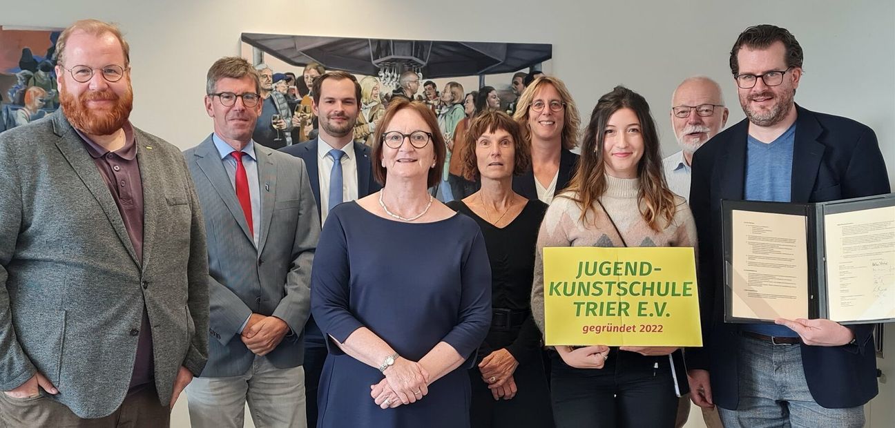 Die Gründungsmitglieder der Jugendkunstschule Trier e.V.: Markus Nöhl, Prof. Dr. Michael Jäckel, Tobias Weinandy, Jutta Föhr, Christina Biundo, Melanie Welsch, Jana Schröder, Dr. Klaus Reeh und Simon Santschi (v.l.n.r.).