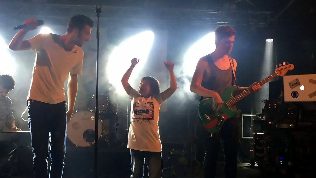 Elastiq ist die Lieblingsband von Ethan - und ganz besonders freut er sich, wenn er mit der Band auf der Bühne stehen darf - wie hier in Gerolstein.