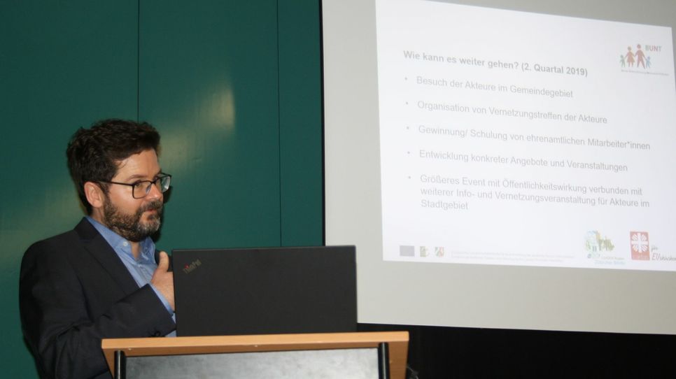 BUNT-Projektleiter Carsten Düppengießer informierte interessierte Weilerswister Bürger in der Aula der Gesamtschule über Ideen und Inhalte dieses Leader-Projekts. Foto: Gemeinde Weilerswist/Claudia Roberz