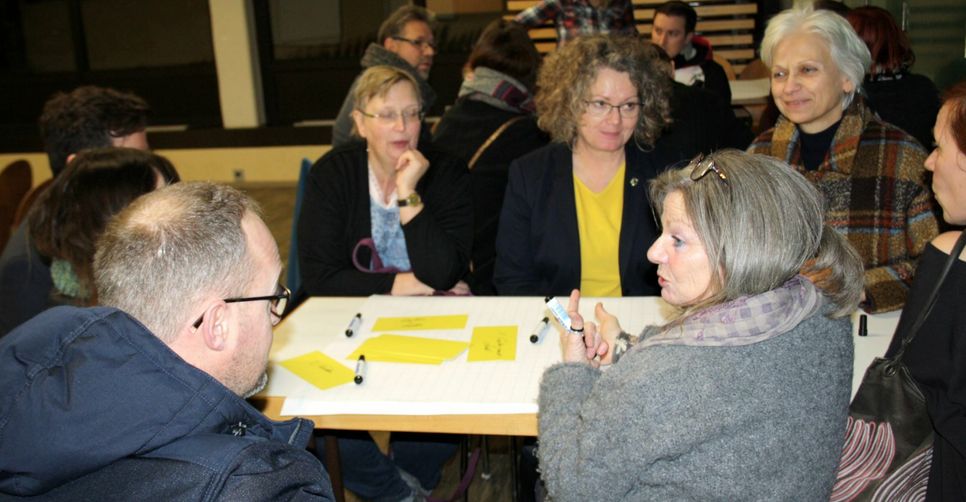 In Gruppen erarbeiteten die interessierten Zuhörer erste Ideen, wie die Gemeinde unter Beteiligung vieler Bevölkerungsgruppen bunter werden könnte. Foto: Gemeinde Weilerswist/Claudia Roberz