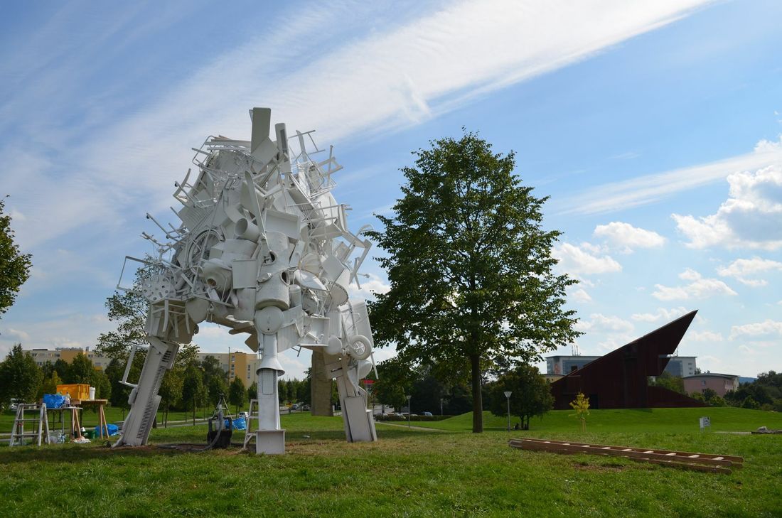 Die Skulptur des Künstlerduos Polybros während der Aufbauphase in der vergangenen Woche. Im Hintergrund der Turm Luxemburg als KontrastFoto: Neumann