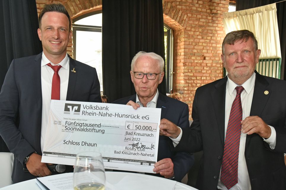 Rotary-Präsident Daniel Wermke (l.) und sein Vorstandskollege Christian Stakelbeck (r.) überreichen den Spendenscheck an Herbert Wirzius.