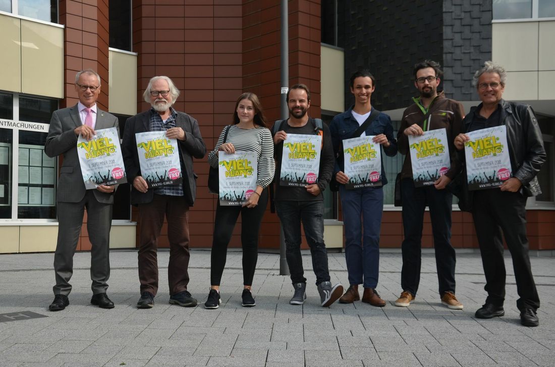 Die Organisatoren von Roque4, junge und ältere Stimmtalente sowie Bürgermeister Karl-Heinz Hermanns freuen sich auf die dritte Auflage von »Viel Klang« auf dem Simmerather Rathausplatz. Foto: T. Förster
