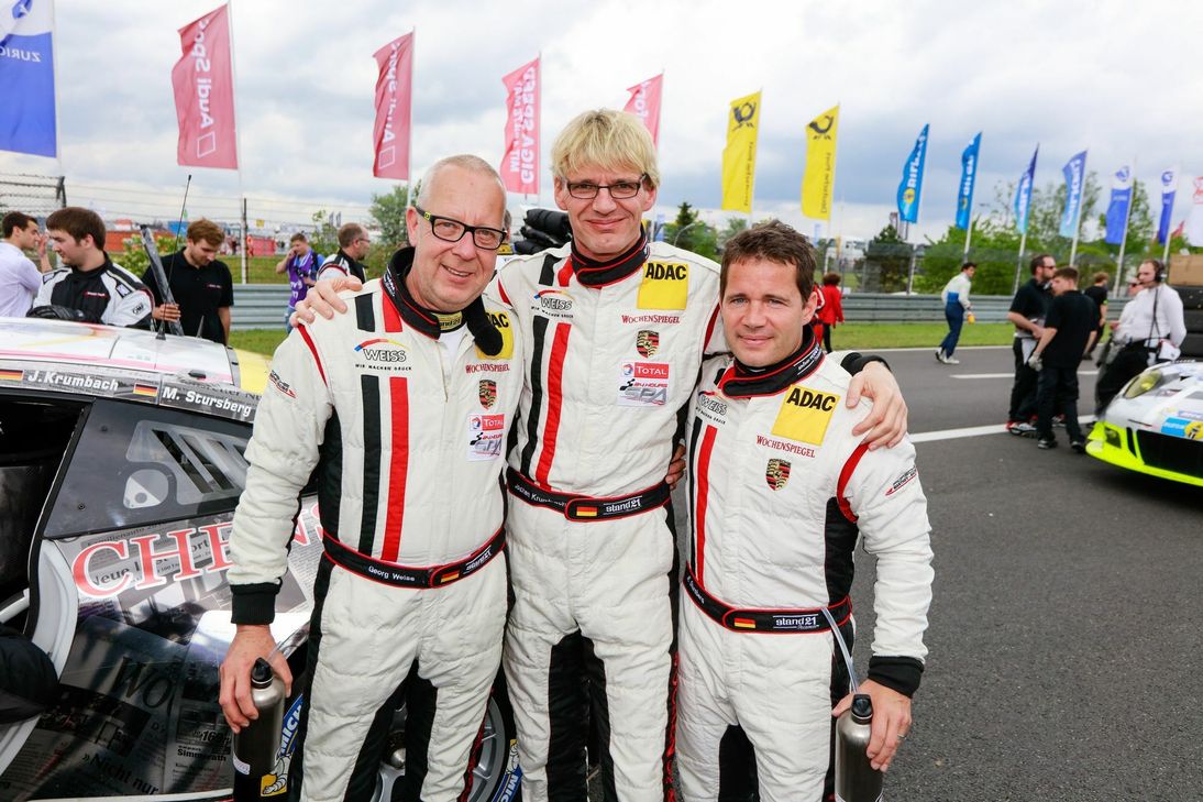 Teamchef Georg Weiss (l.) erläutert die Hintergründe des Fahrzeugwechsels.