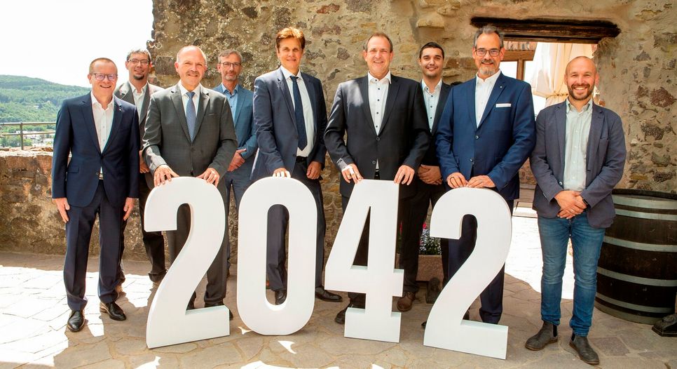 Bis 2042 ist die Zusammenarbeit nun besiegelt. Darüber freuen sich die Vertreter von Stadt und OIE bei der Unterzeichnung auf Schloss Oberstein.