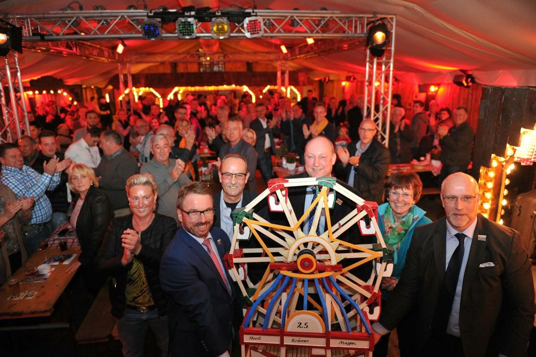 Ein ganz besonderes Geschenk für Horst Krämer: Ab sofort besitzt der Marktmeister sein eigenes Riesenrad.